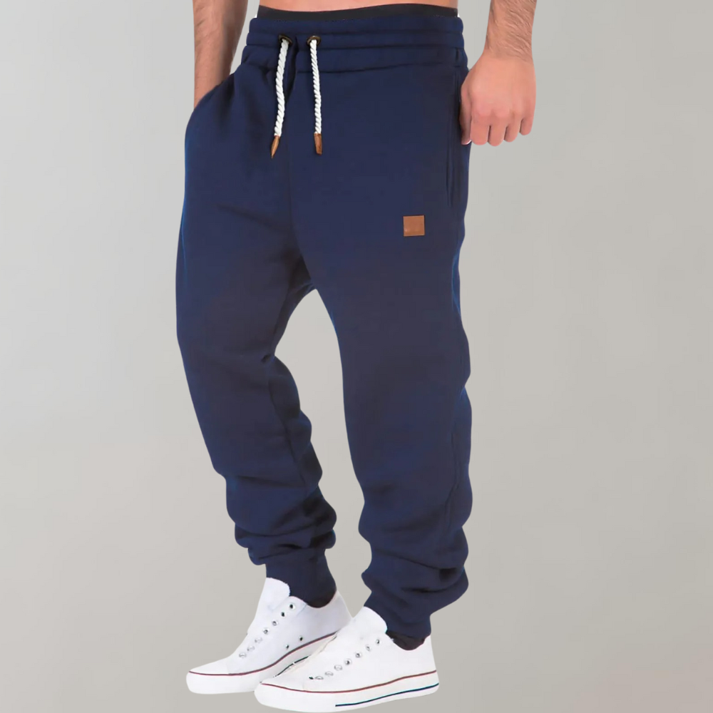 https://cdn.shopify.com/s/files/1/0673/3581/5471/files/Hoder-Joggingbroekvoorheren_82124fae-7cb4-4611-a18a-f9acf61db26b.png?v=1714902766